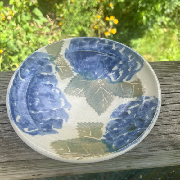 Cape Cod Chatham Pottery Hydrangea Plate 8” Width X 1.5” Height - Picture 12 of 16
